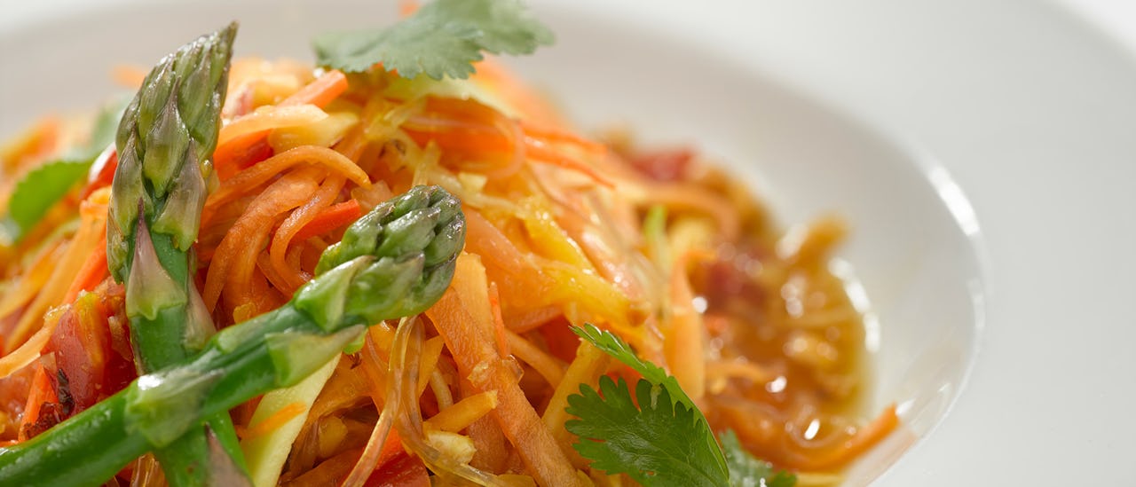 Fräsch papaya- och nudelsallad ombord på Oceania Cruises fartyg i O-class.