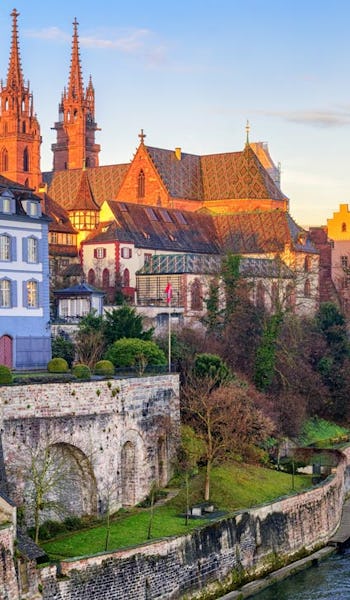 Vackra byggnader längs flodbanken i Basel, Schweiz.