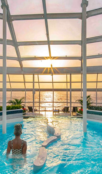 Vacker vy från poolen på Royal Caribbeans fartyg Odyssey of the Seas.