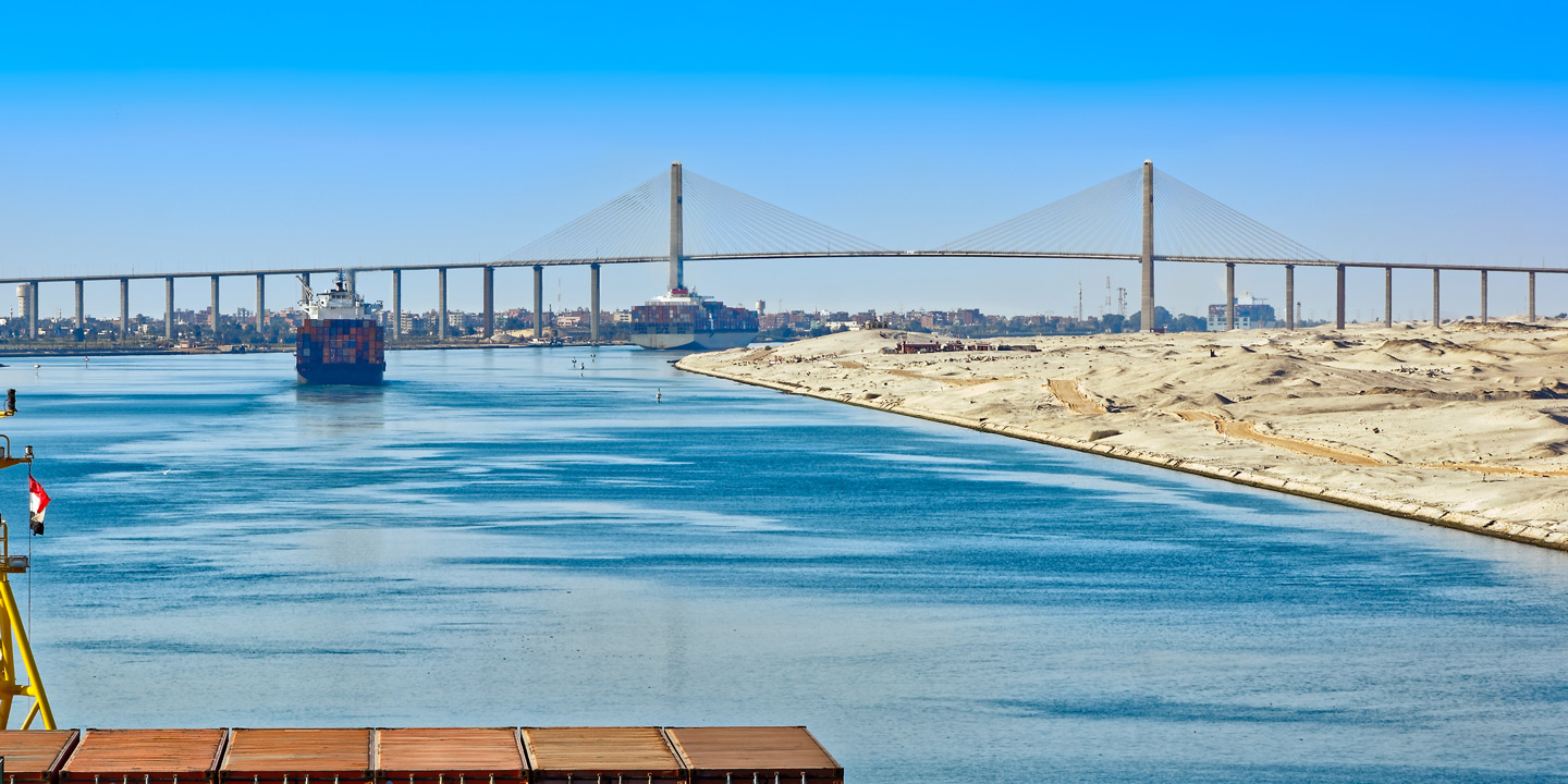 Containerfartyg på väg genom Suezkanalen.