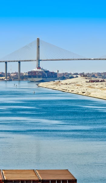 Containerfartyg på väg genom Suezkanalen.