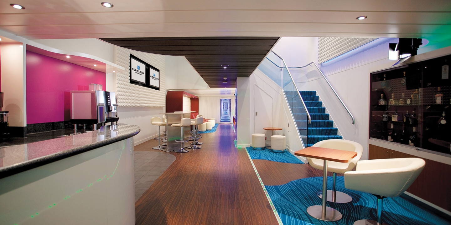 Gemensamma Studio Lounge ombord på Norwegian Epic.