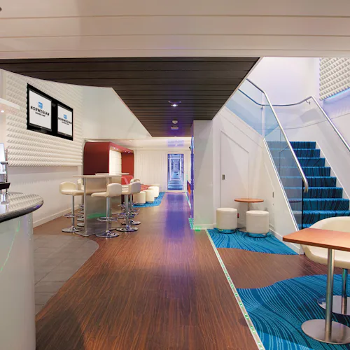 Gemensamma Studio Lounge ombord på Norwegian Epic.