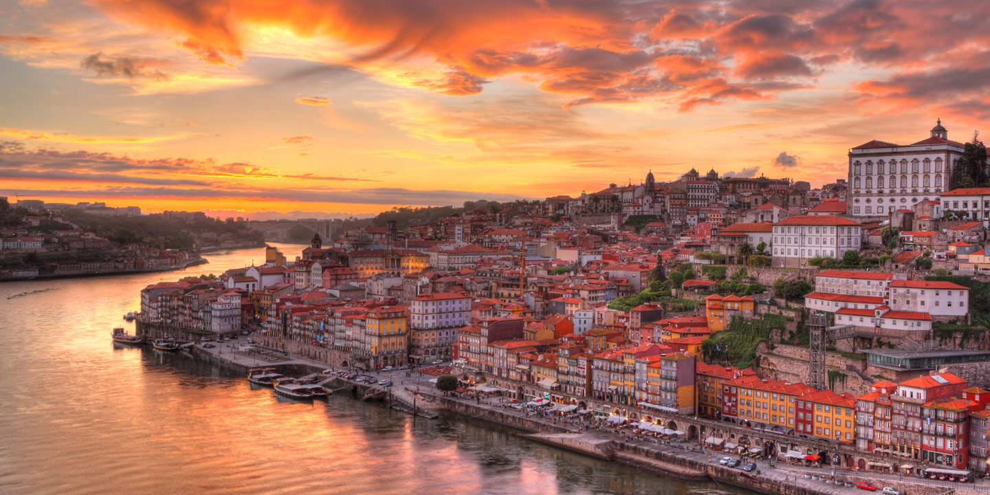 Solnedgång över Porto i Portugal.