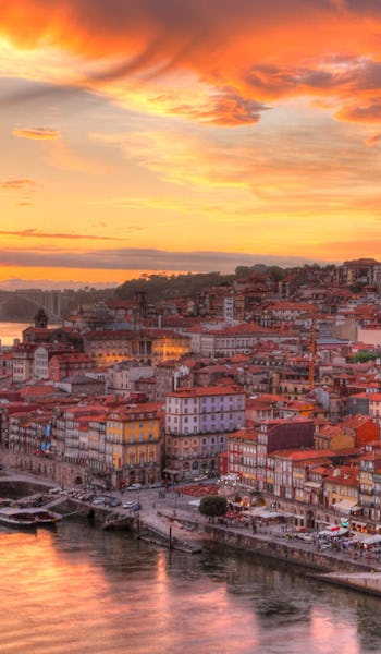 Solnedgång över Porto i Portugal.