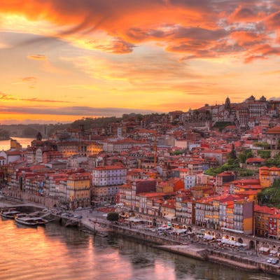 Solnedgång över Porto i Portugal.