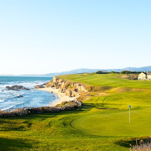 Golfbana vackert belägen vid Halfmoon Bay i Kalifornien, USA.