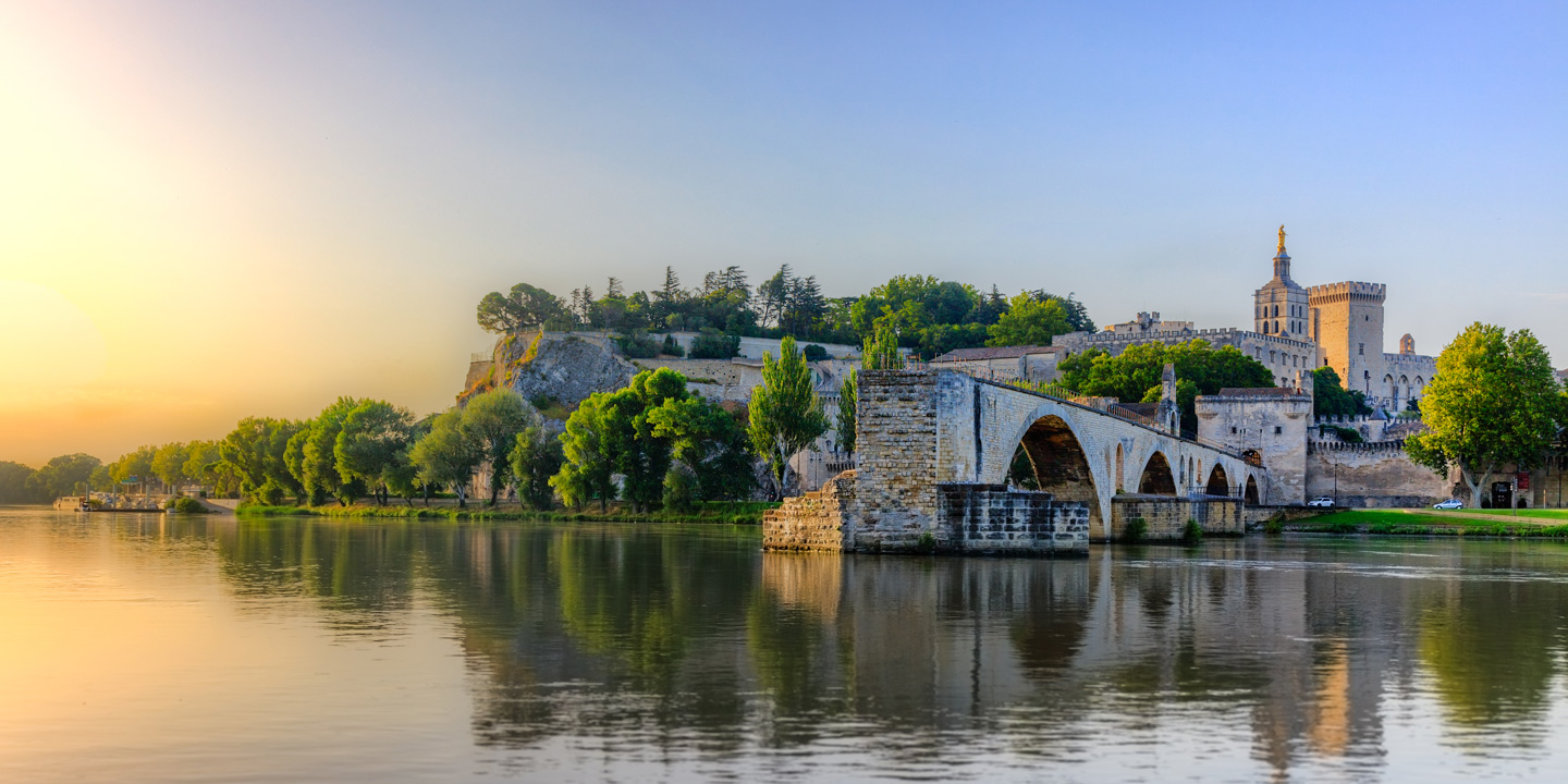 Den storslagna, medeltida staden Avignon i Frankrike.