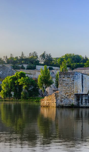 Den storslagna, medeltida staden Avignon i Frankrike.