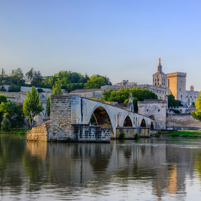 Den storslagna, medeltida staden Avignon i Frankrike.
