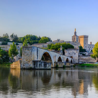Den storslagna, medeltida staden Avignon i Frankrike.