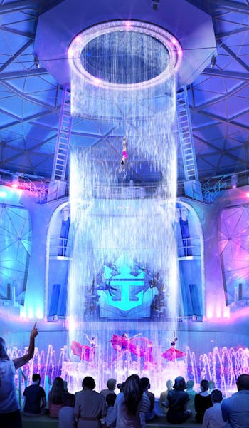 Spektakulära AquaDome ombord på Royal Caribbeans fartyg Icon of the Seas.