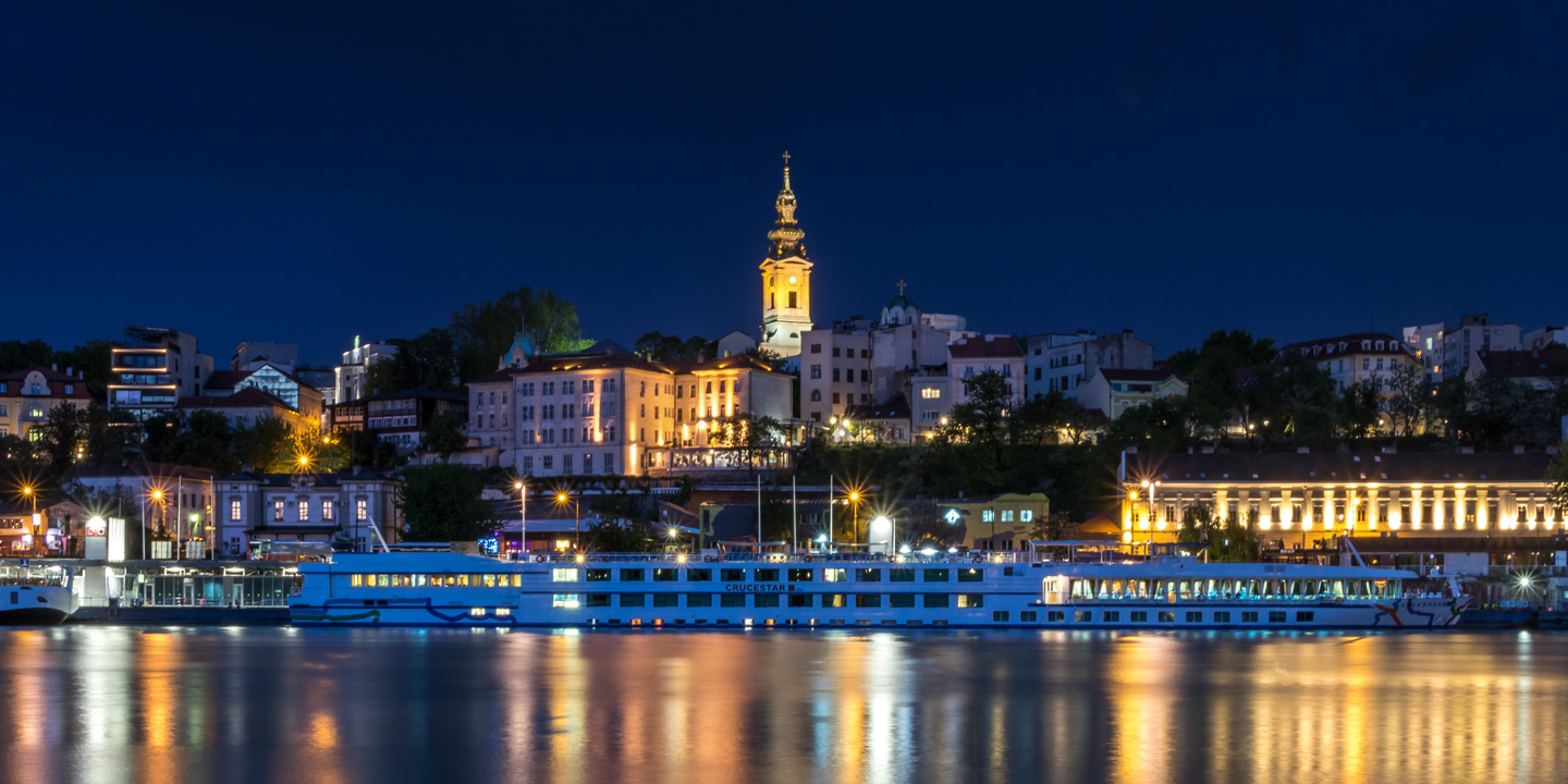 Ett kvällsupplyst Belgrad, Serbien.