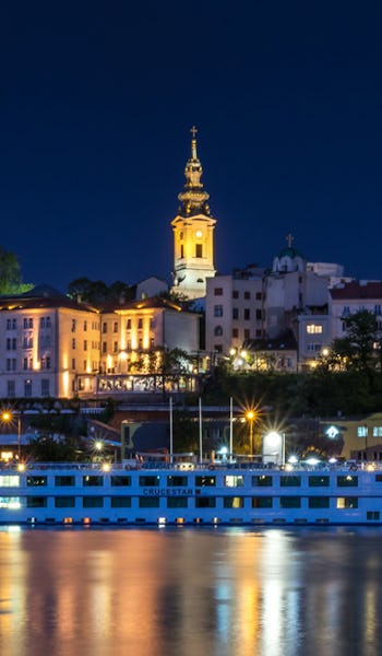 Ett kvällsupplyst Belgrad, Serbien.