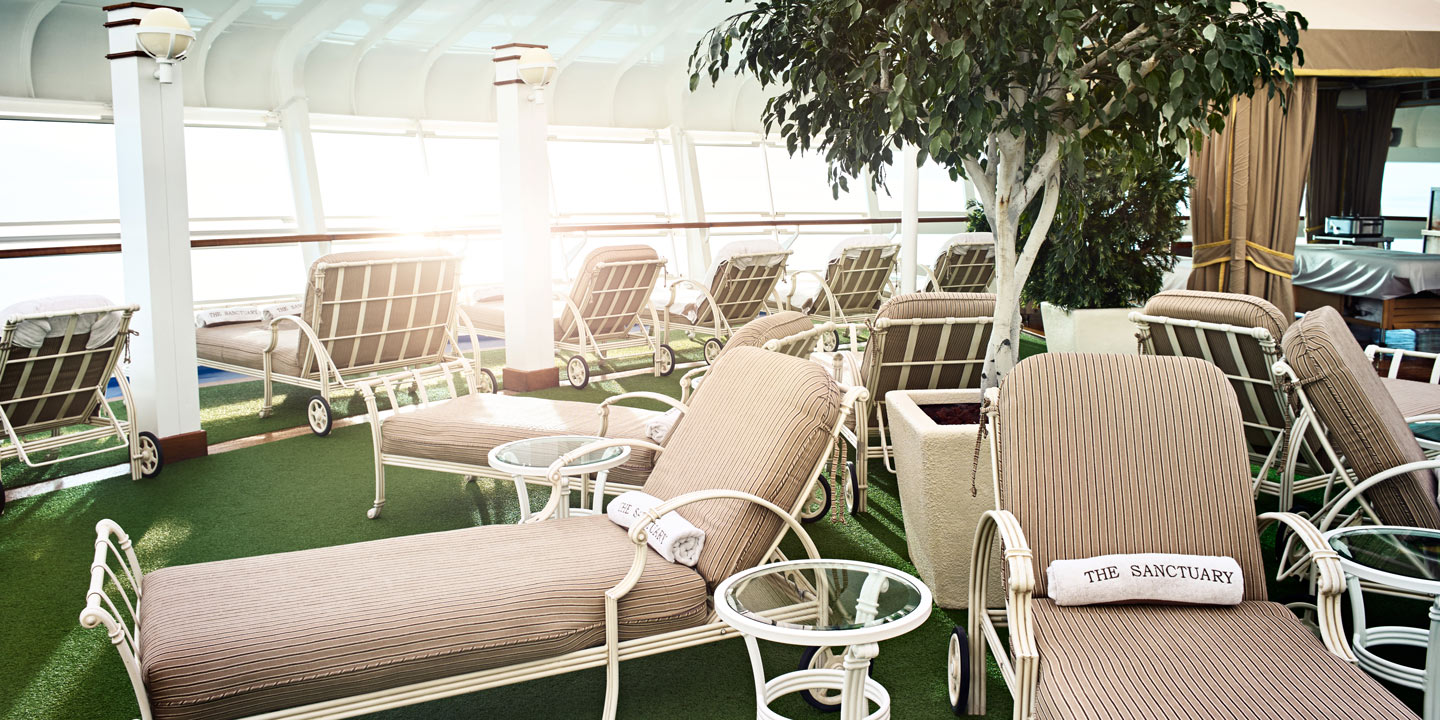 Sköna vilstolar i området the Sanctuary ombord på Princess Cruises fartyg.