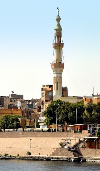 Staden Esna i Egypten, med Nilen i förgrunden.