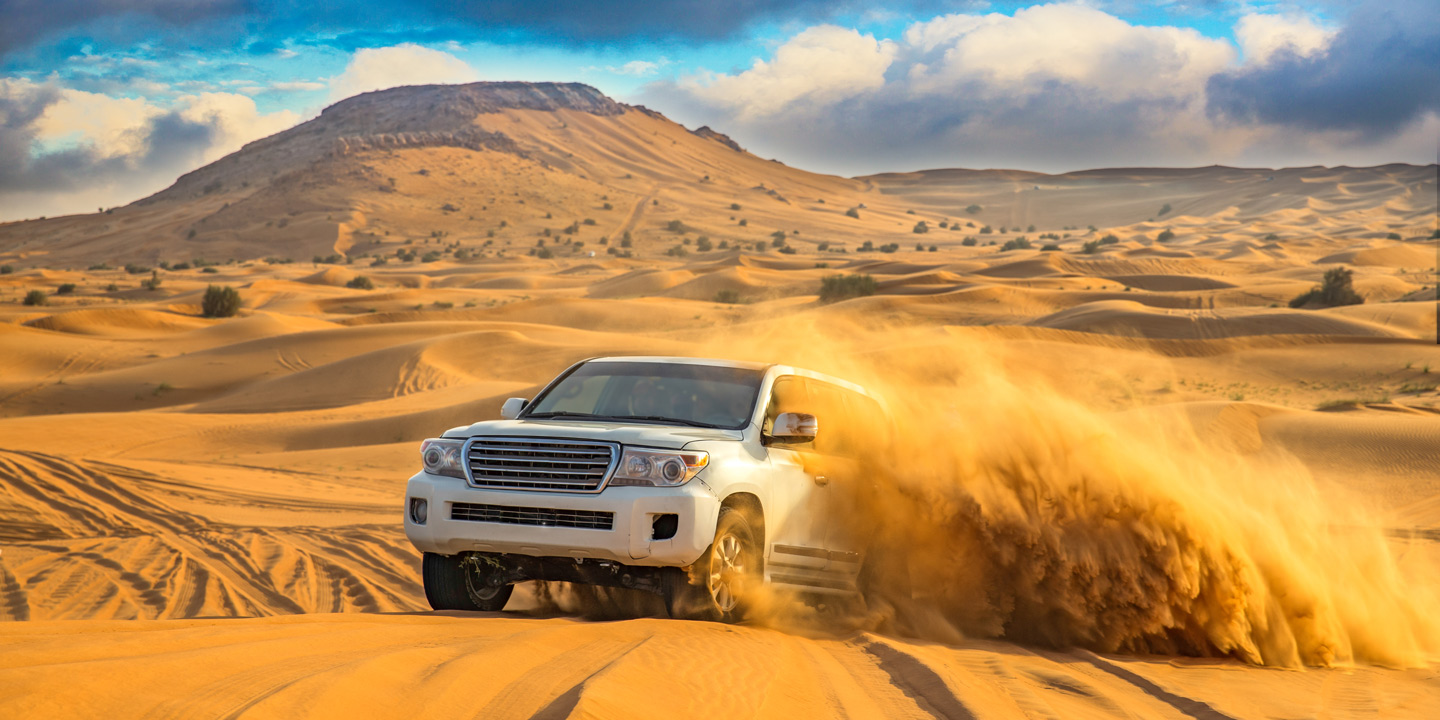 Bilsafari bland sanddyner.