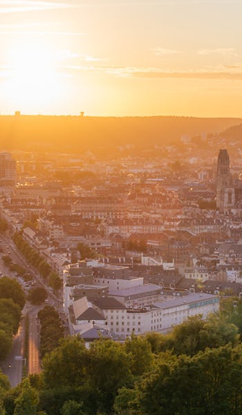 Solnedgång över Rouen i Frankrike.