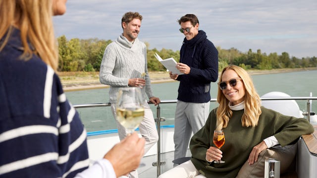 Gäster njuter av god dryck uppe på soldäcket ombord på VIVA Cruises fartyg.