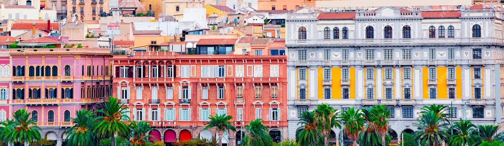 Vackra byggnader i olika färger i hamnen i Cagliari på Sardinen, Italien.