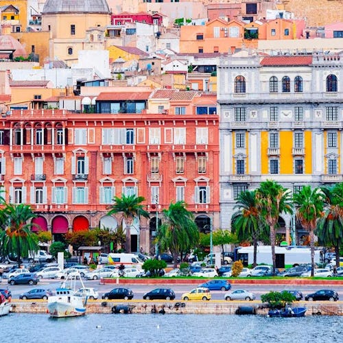 Vackra byggnader i olika färger i hamnen i Cagliari på Sardinen, Italien.