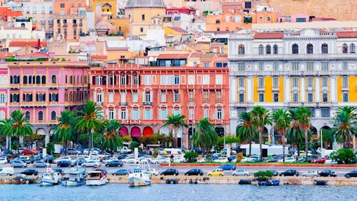 Vackra byggnader i olika färger i hamnen i Cagliari på Sardinen, Italien.