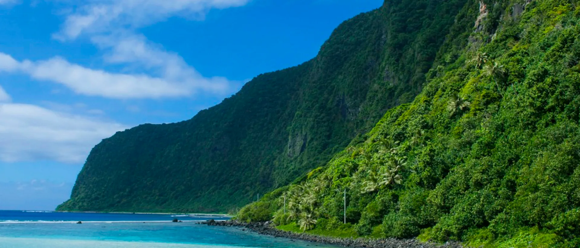 Vacker strand med grönskande kullar