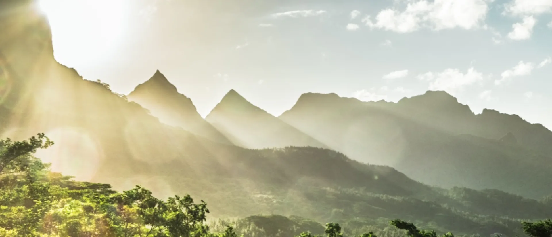 Mooreas gröna toppar i solljuset