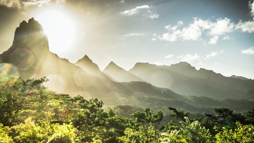 Mooreas gröna toppar i solljuset