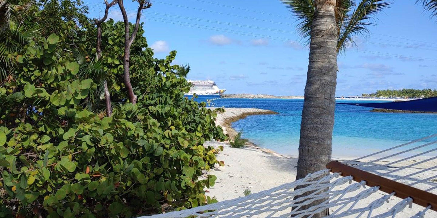Skön hängmatta with a view i exklusiva Silver Cove på Norwegian Cruise Lines Great Stirrup Cay i Bahamas.