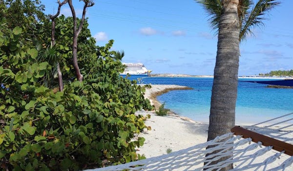 Skön hängmatta with a view i exklusiva Silver Cove på Norwegian Cruise Lines Great Stirrup Cay i Bahamas.