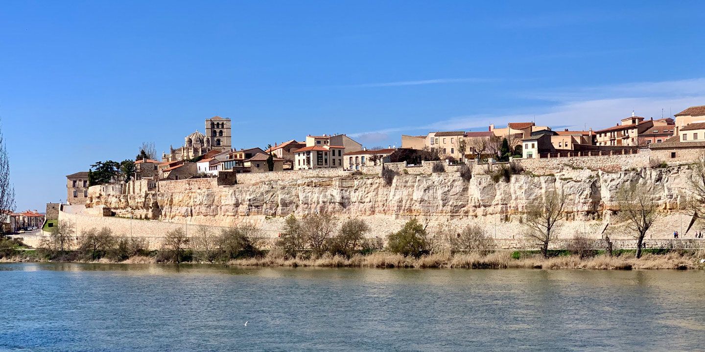 Staden Zamora, längs floden Douro, i Spanien.