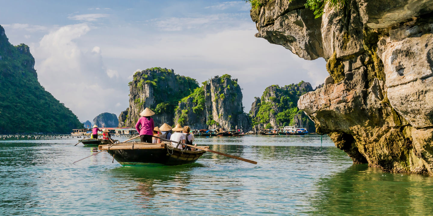 Småbåtar i Halong Bay, Vietnam.