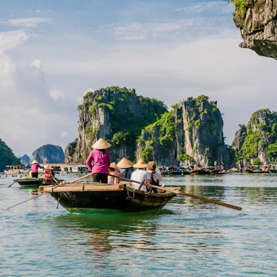 Småbåtar i Halong Bay, Vietnam.