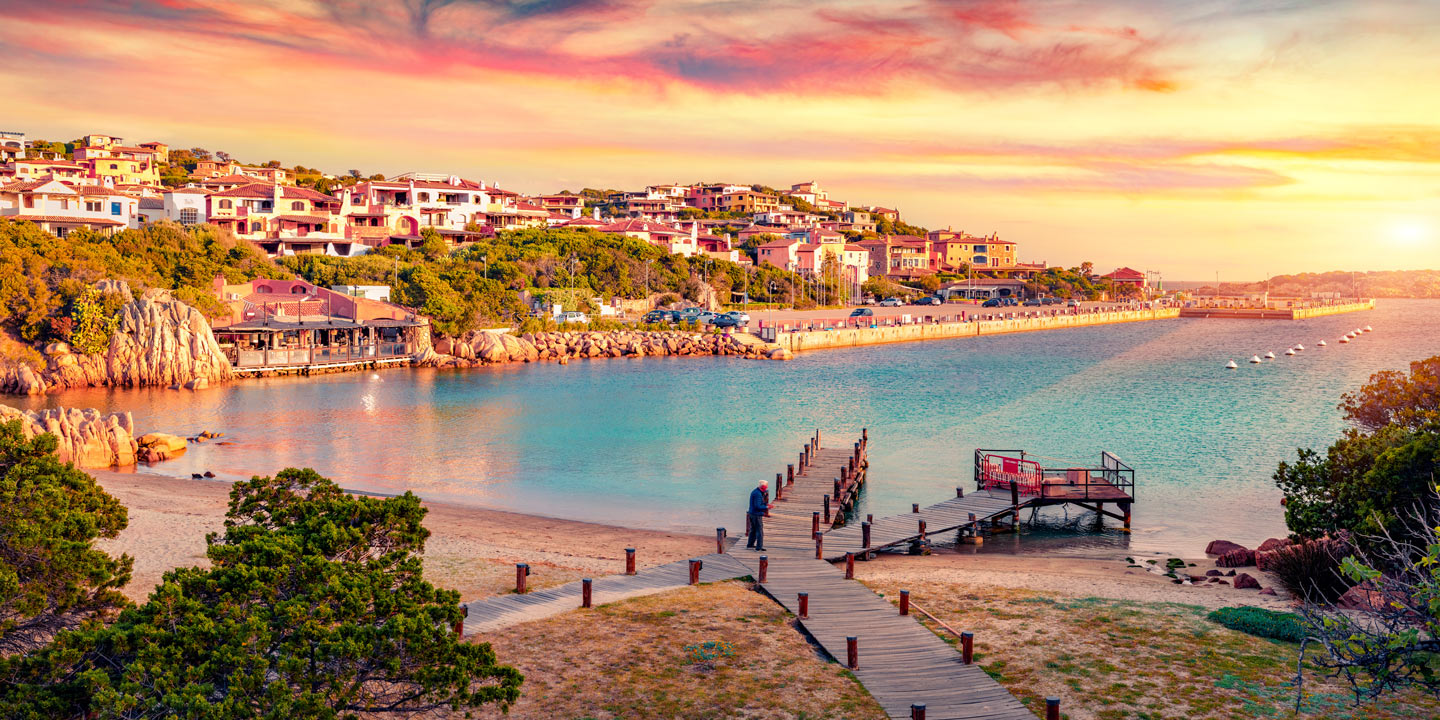 Soluppgång i Porto Cervo på Sardinien, Italien. 