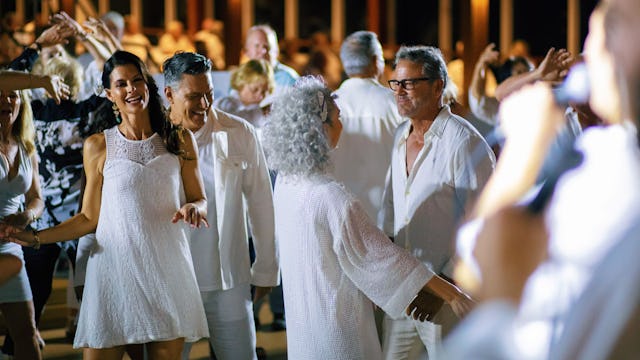 Kryssningsgäster dansar på däck under White Night ombord på Azamaras fartyg.