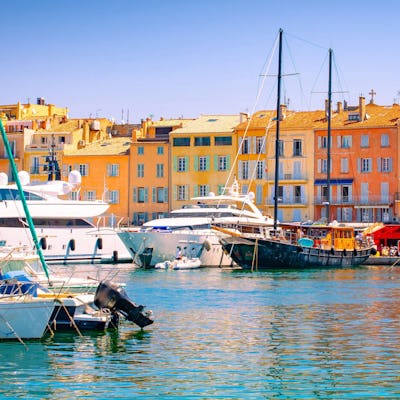 Vackra båtar i hamnen i St. Tropez, Frankrike.