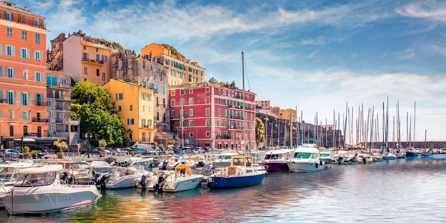 Färgglada hus längs vattnet i hamnen i Bastia på Korsika, Frankrike.