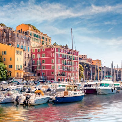 Färgglada hus längs vattnet i hamnen i Bastia på Korsika, Frankrike.