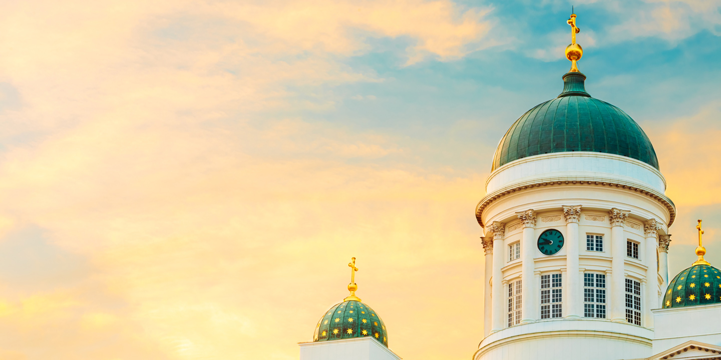 Närbild på de vackra kupolerna på katedralen i Helsingfors, Finland.