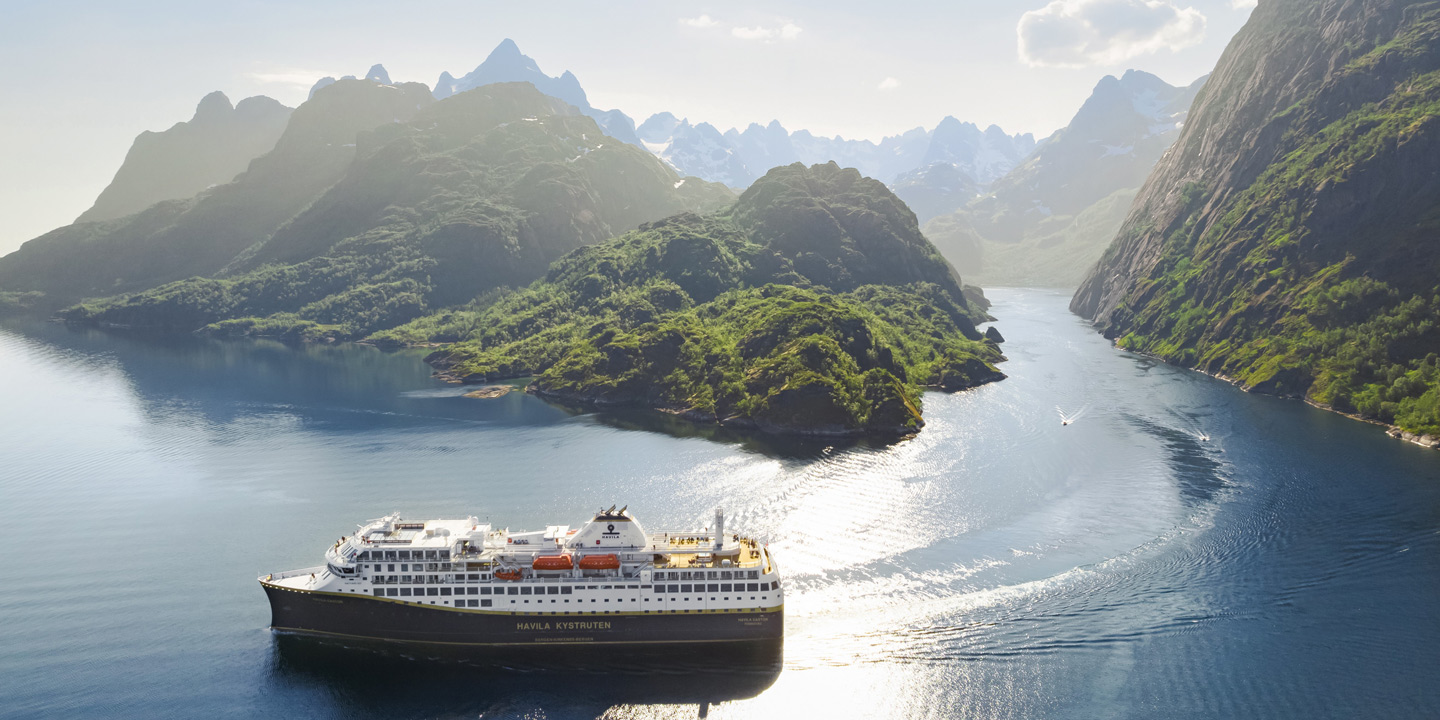 Ett av Havilas kryssningsfartyg i Trollfjorden i Norge. 