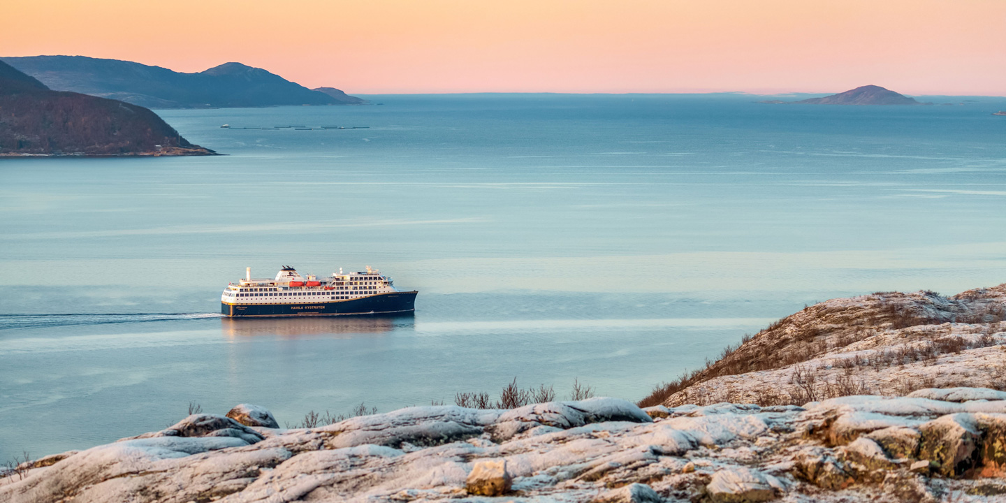 Ett av Havilas kryssningsfartyg längs norska kusten.