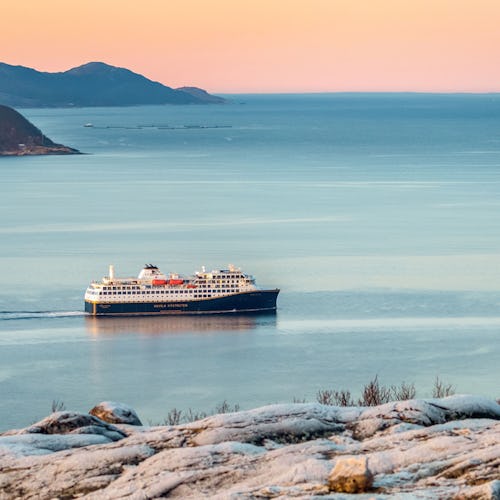 Ett av Havilas kryssningsfartyg längs norska kusten.