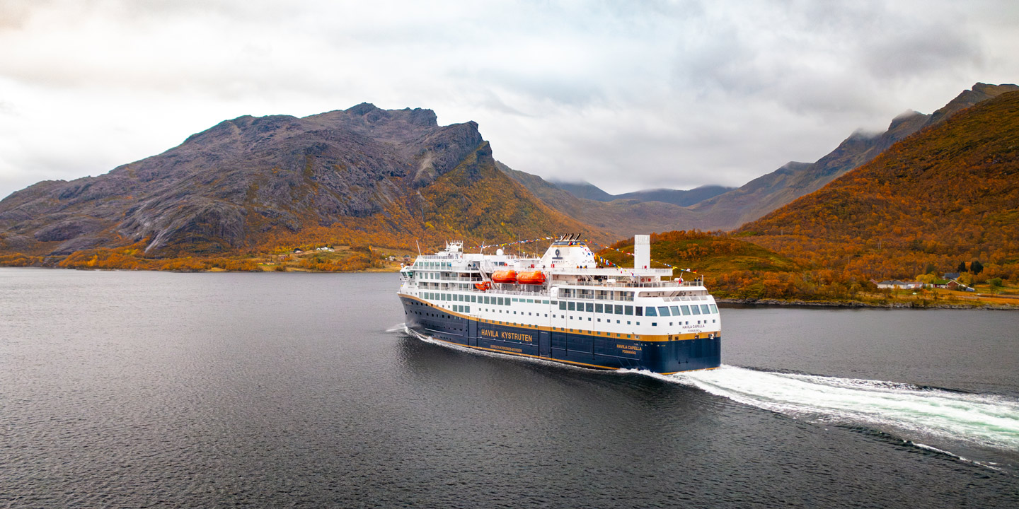 Ett av Havilas kryssningsfartyg i Eidsfjorden i Norge.