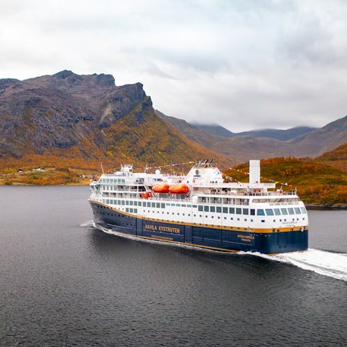 Ett av Havilas kryssningsfartyg i Eidsfjorden i Norge.