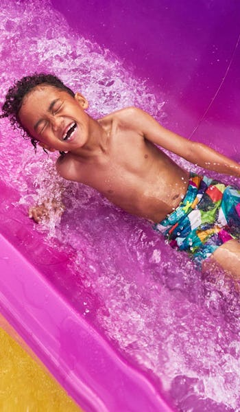 Barn i vattenrutscbana ombord på Royal Caribbeans fartyg.