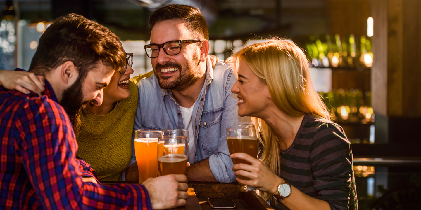 Glada resenärer i en bar ombord på Royal Caribbeans fartyg.