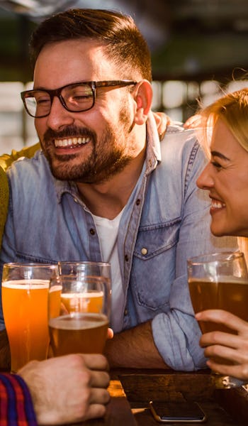 Glada resenärer i en bar ombord på Royal Caribbeans fartyg.