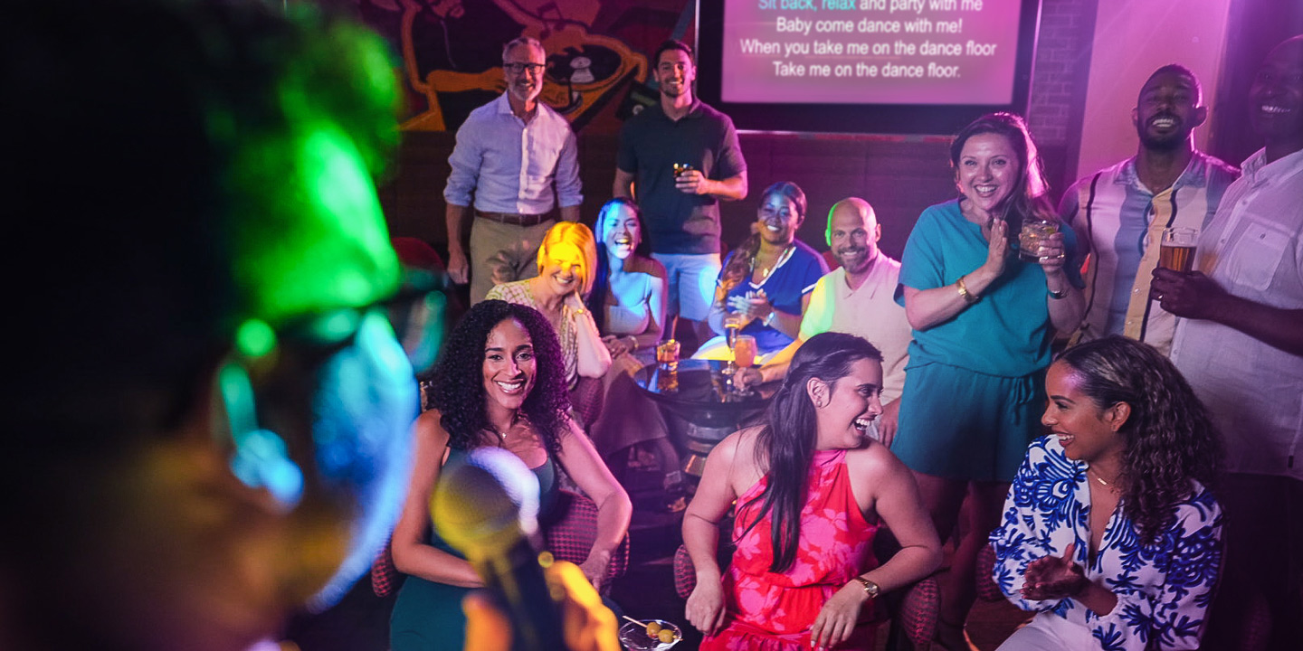 Resenärer roar sig med karaoke ombord på Royal Caribbeans fartyg.