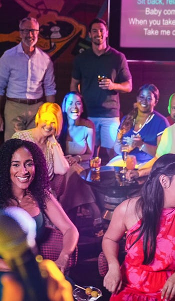 Resenärer roar sig med karaoke ombord på Royal Caribbeans fartyg.